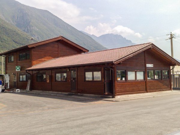 Levigatura, risanamento e verniciatura edificio in legno